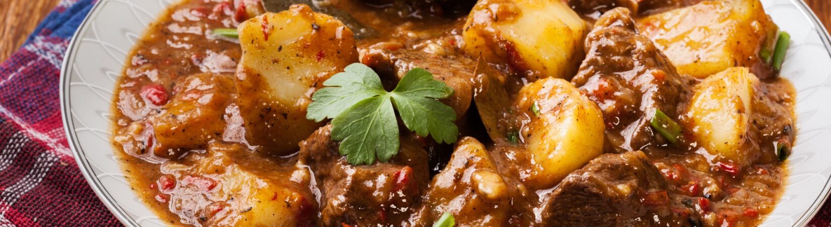 Rindergulasch mit Kartoffeln und Paprika