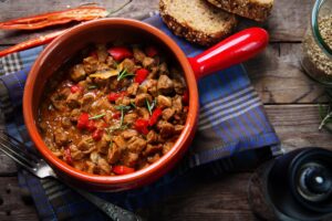 Rindergulasch mit Paprika und Champignons