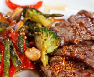 Rindersteak mit Brokkoli, Spargel, Paprika und Senfsauce