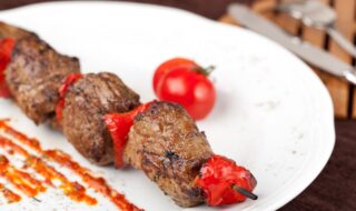 Rinderspieße mit Tomatensalat Rinderspieße mit Tomatensalat