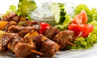 Rinderspieße mit Salat und Kräuterdip Rinderspieße mit Salat und Kräuterdip