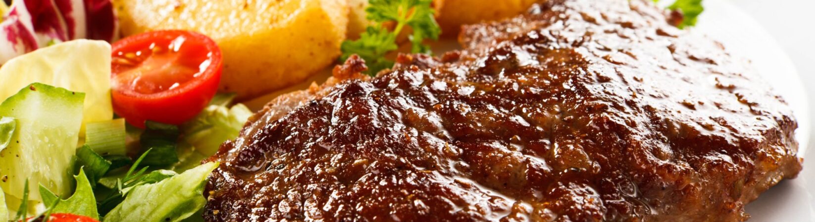 Rindersteak mit Bratkartoffeln und Salat