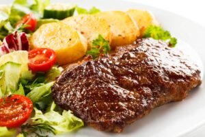 Rindersteak mit Bratkartoffeln und Salat