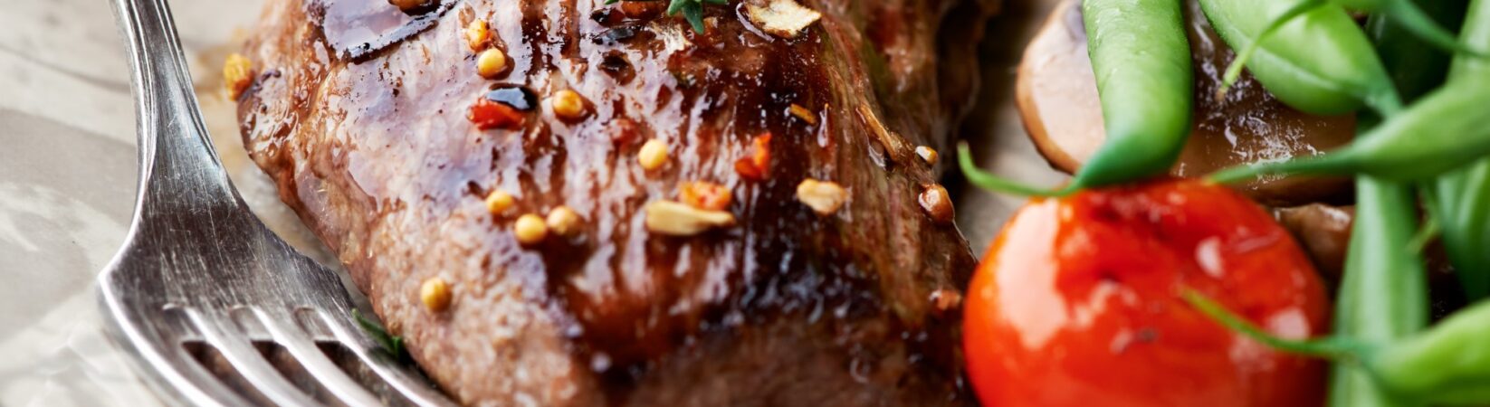 Rindersteak mit grünen Bohnen und Tomaten