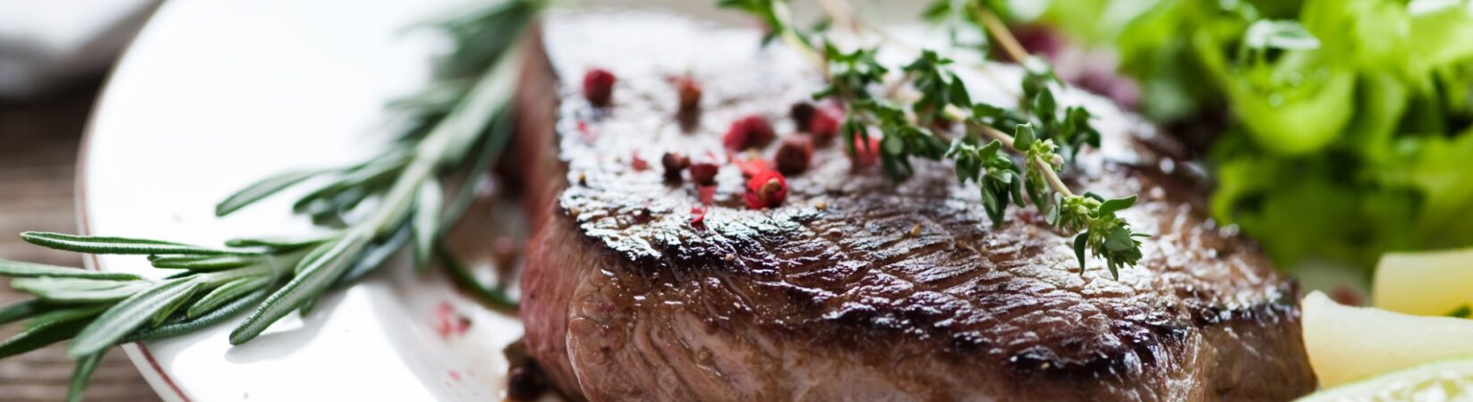 Rindersteak mit Kartoffel, Birne, Schimmelkäse und Salat