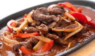 Rindfleisch mit feuriger Paprikasauce Rindfleisch mit feuriger Paprikasauce