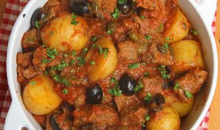 Rindfleischeintopf mit Kartoffeln, Oliven und Kapern Rindfleischeintopf mit Kartoffeln, Oliven und Kapern