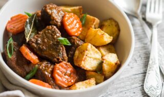 Rindfleischtopf mit Kartoffeln und Möhren Rindfleischtopf mit Kartoffeln und Möhren