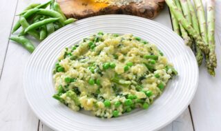 Risotto mit grünem Spargel und Erbsen