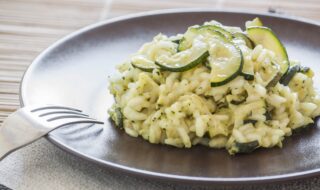 Naturreis mit Zucchini