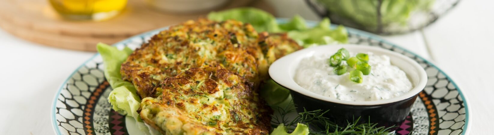 Reibekuchen mit Zucchini und Kräuterdip