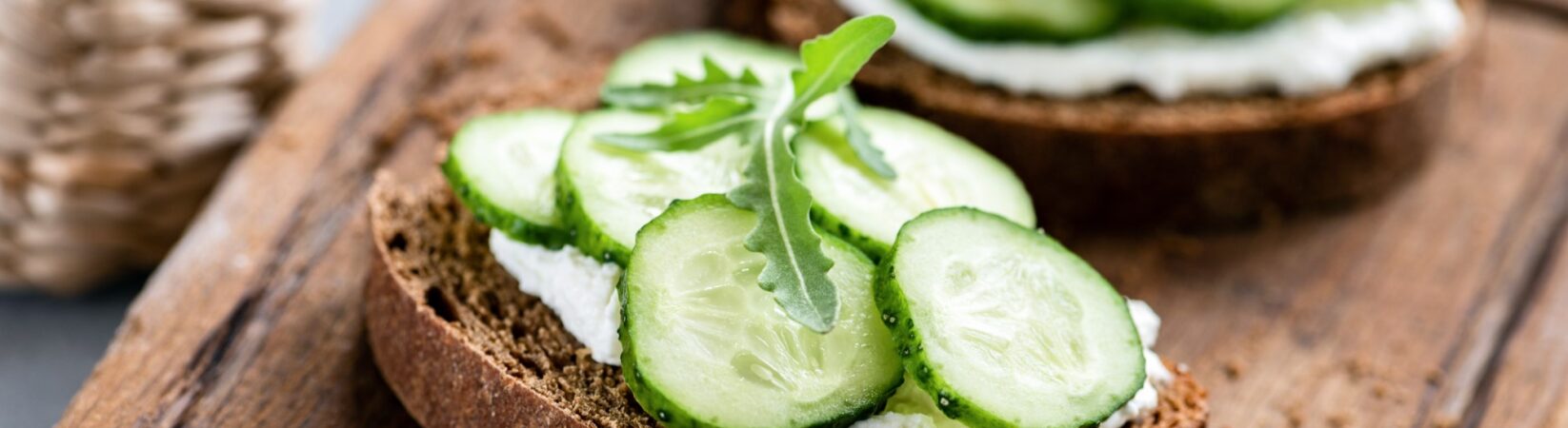 Brot mit Frischkäse, Gurke und Rucola