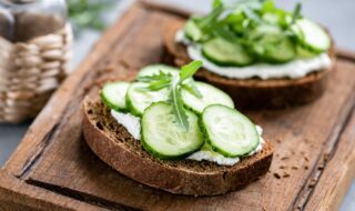 Brot mit Frischkäse, Gurke und Rucola