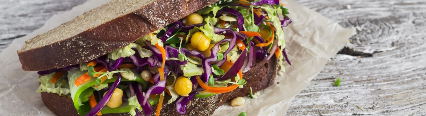 Brot mit Rohkostsalat