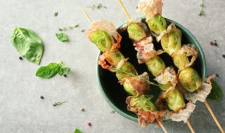 Rosenkohl-Bacon-Spieße mit Dip Rosenkohl-Bacon-Spieße mit Dip