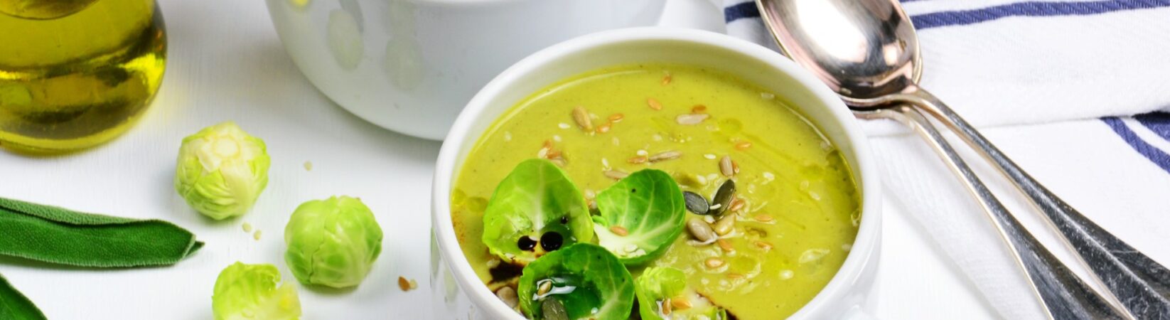 Rosenkohl-Cremesuppe mit Hühnerbrust und Kernmischung