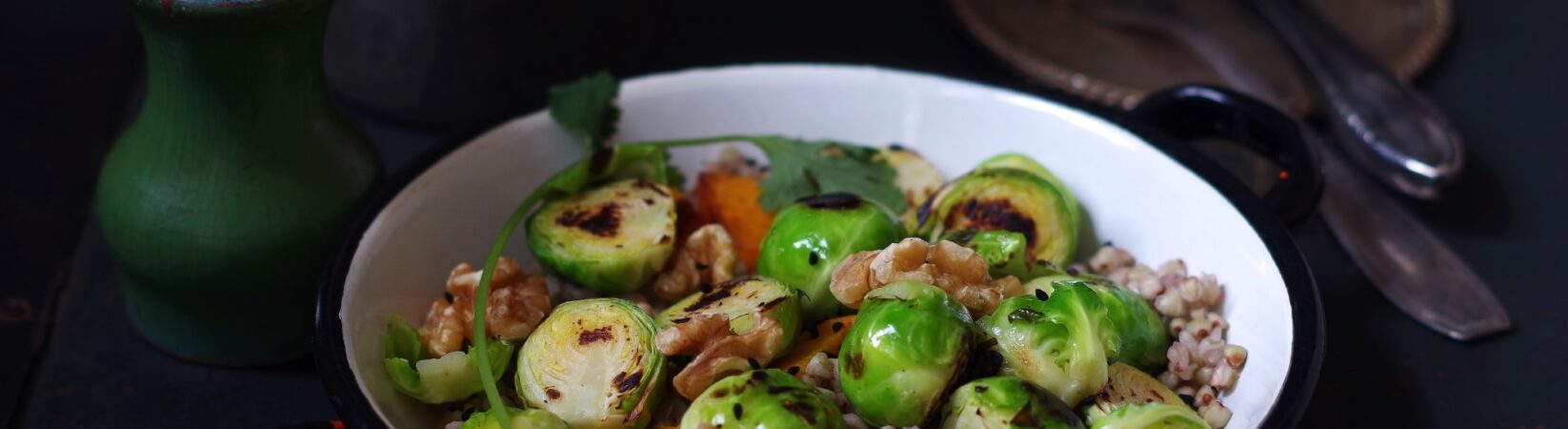 Buchweizen Bowl mit Rosenkohl und Kürbis