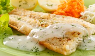 Rotbarschfilet mit Kartoffeln, Rohkostgemüse und Joghurtsauce Rotbarschfilet mit Kartoffeln, Rohkostgemüse und Joghurtsauce