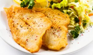 Rotbarschfilet mit Kartoffeln und Salat