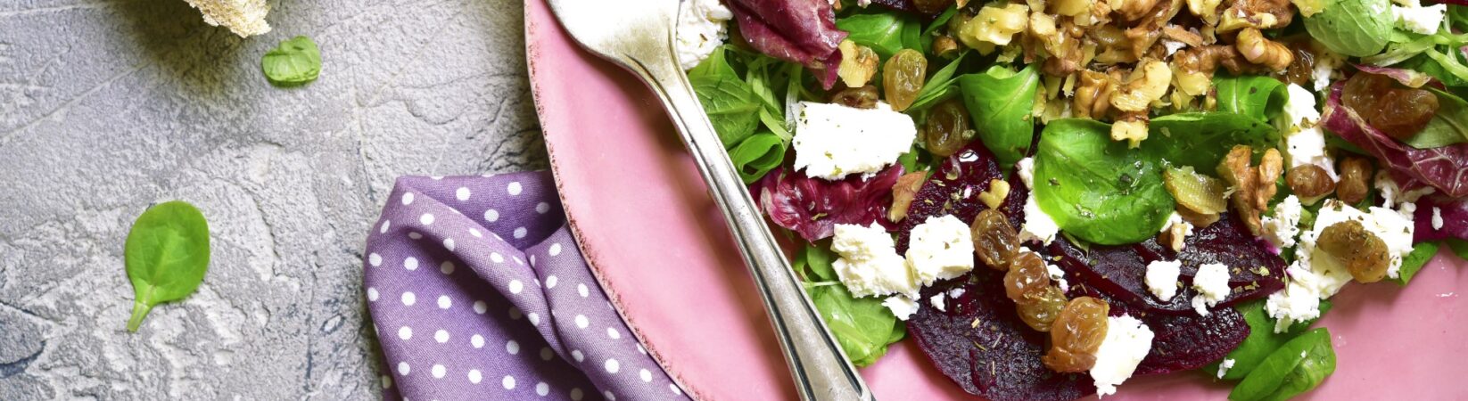 Rote Bete mit veganem Feta und Feldsalat