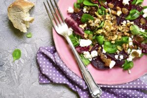 Rote Bete mit Feta und Feldsalat