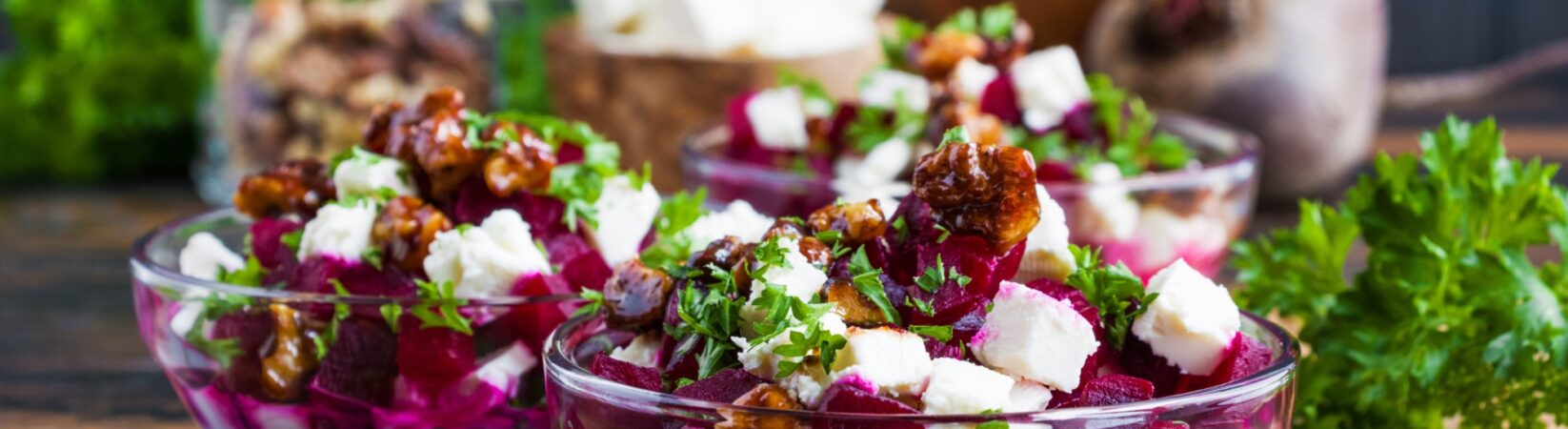 Salat-Bowl mit rote Bete, Feta und Joghurt