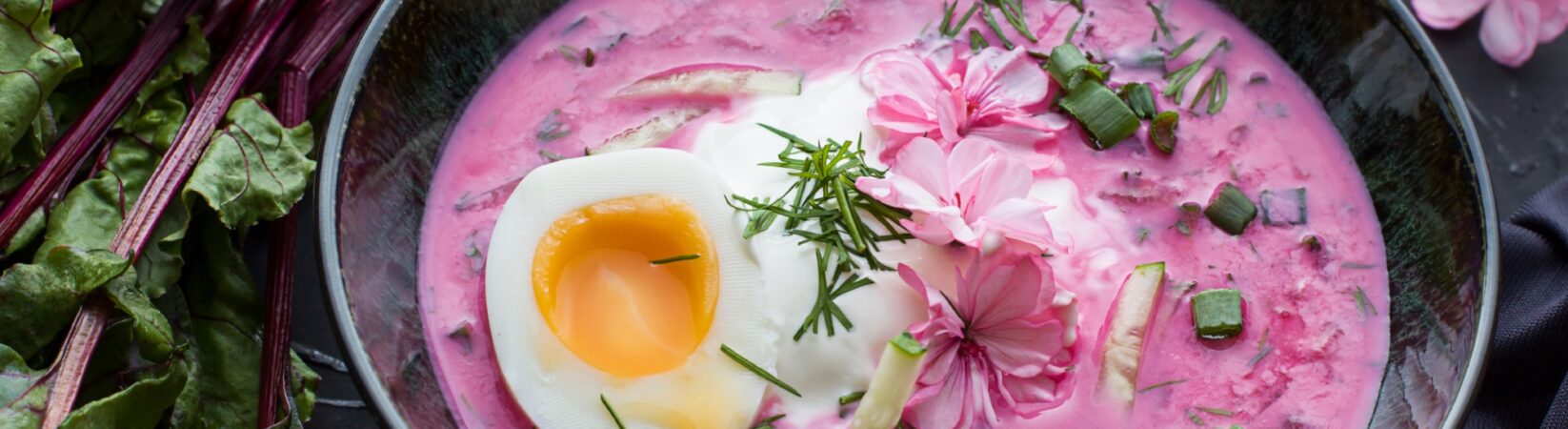 Kalte rote Bete-Suppe mit Gurke, Ei und Joghurt