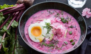 Kalte rote Bete-Suppe mit Gurke, Ei und Joghurt