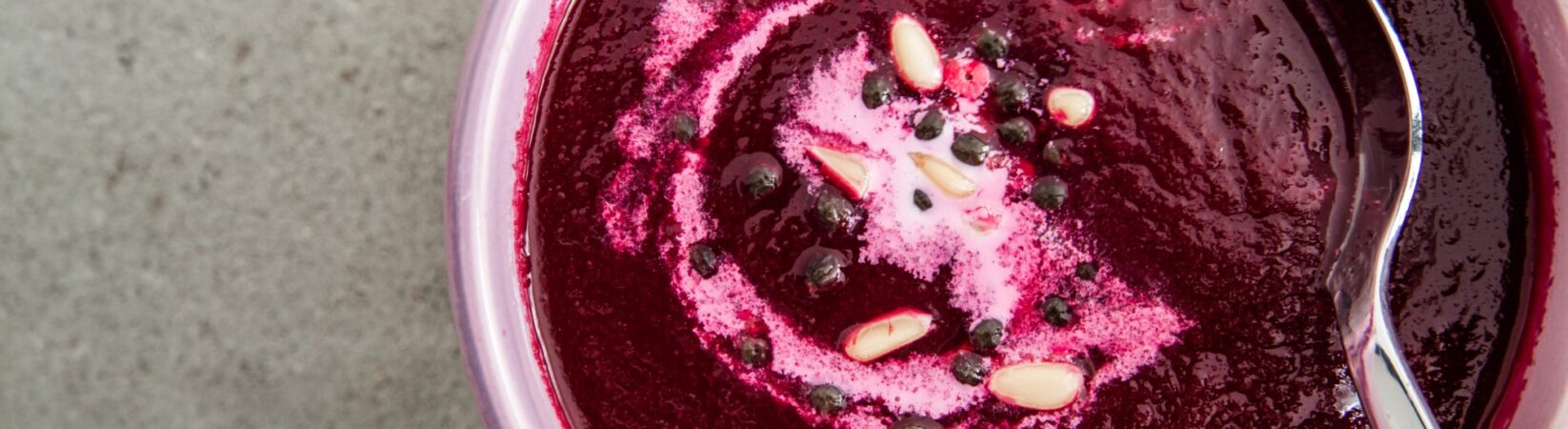 Rote Bete-Suppe mit schwarzen Bohnen und Pinienkernen