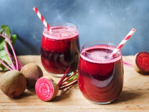 Smoothie mit Rote Bete, Apfel, Orange und Sellerie