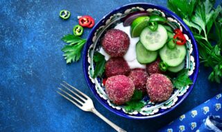 Rote-Bete-Falafel mit Joghurt-Dip