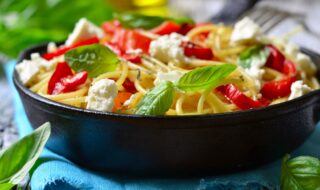 Maisnudeln mit Möhren, Paprika, Tomaten und Feta Maisnudeln mit Möhren, Paprika, Tomaten und Feta