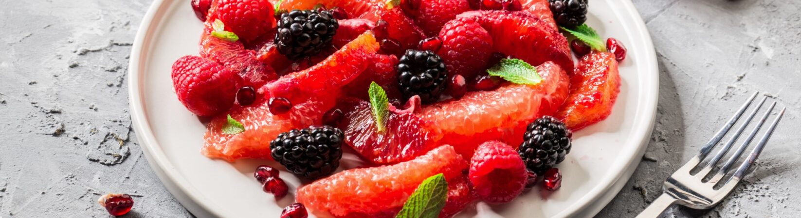 Roter Obstsalat mit Blutorange und Himbeer-Minz-Dressing