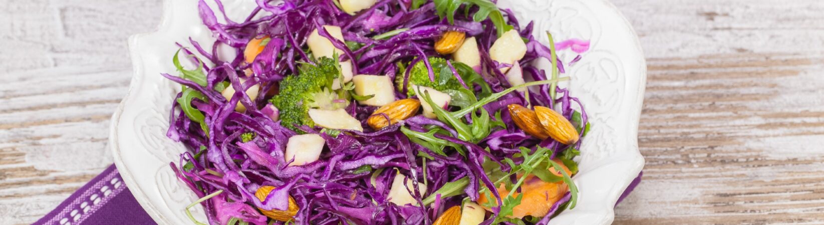 Rotkohlsalat mit Brokkoli, Apfel, Mandeln und Rucola