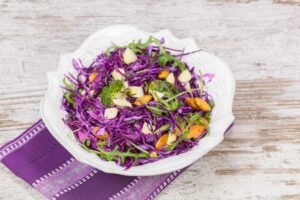 Rotkohlsalat mit Brokkoli, Apfel, Mandeln und Rucola