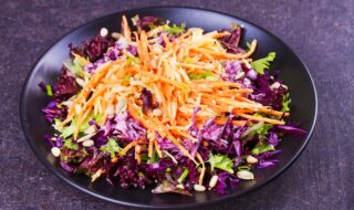 Rotkohlsalat mit Möhre, Apfel, Sesam und Erdnüssen Rotkohlsalat mit Möhre, Apfel, Sesam und Erdnüssen