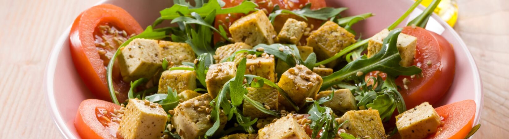 Rucolasalat mit Tofu, Tomaten und Sesam