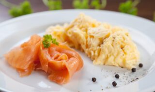 Rührei mit Lachs und Gurkenstreifen