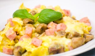 Schinken-Rührei mit Champignons Schinken-Rührei mit Champignons