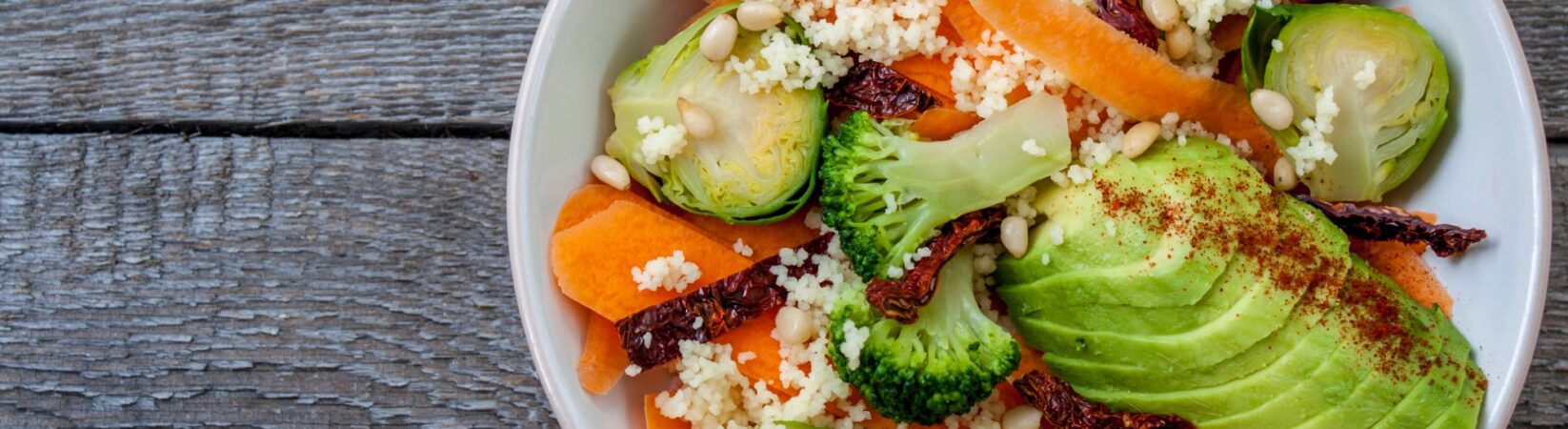 Salat Bowl mit Couscous, Avocado und Brokkoli