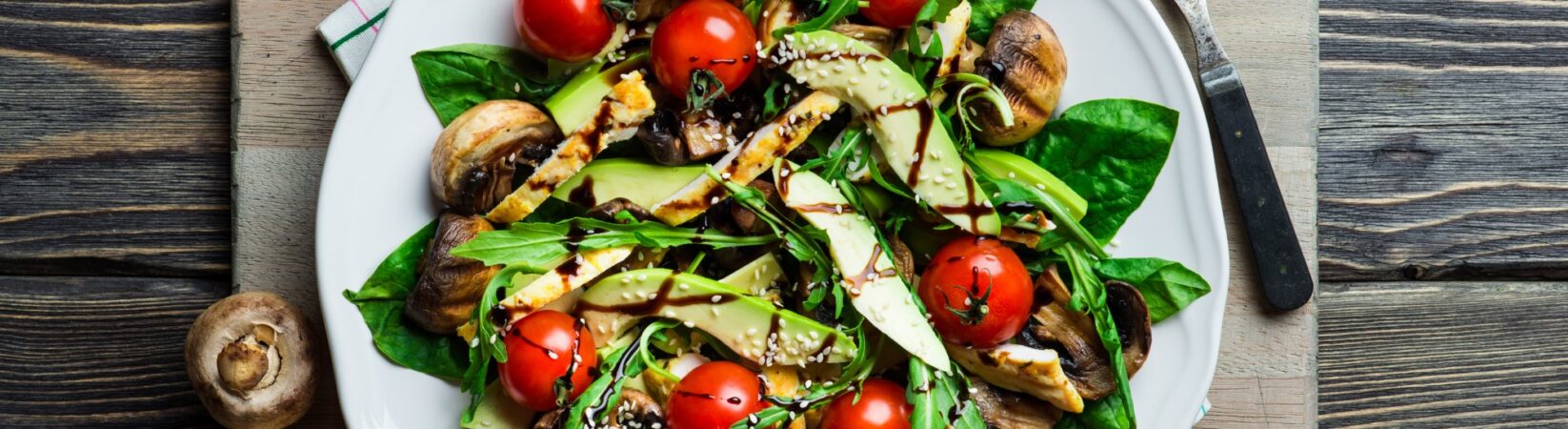 Salat mit Avocado, Tomaten und Champignons