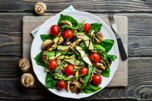 Salat mit Avocado, Tomaten und Champignons