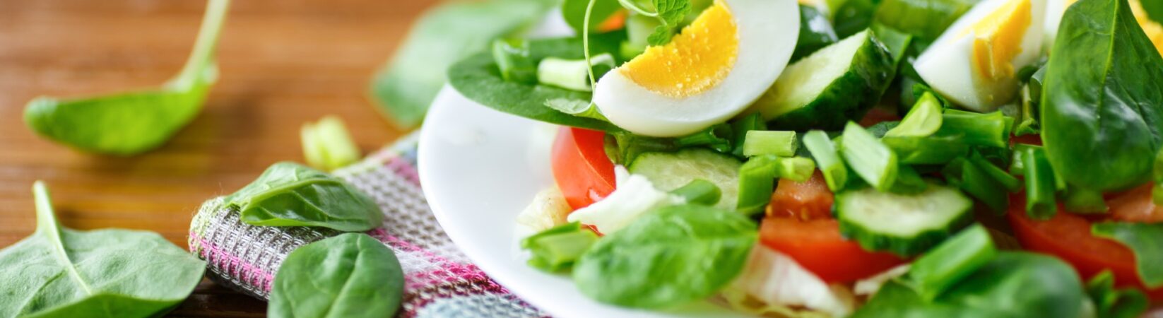 Salat mit Blattspinat, Gurke, Tomaten und Eiern