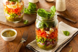 Salat mit Blattspinat, Möhre, Erbsen und Ei