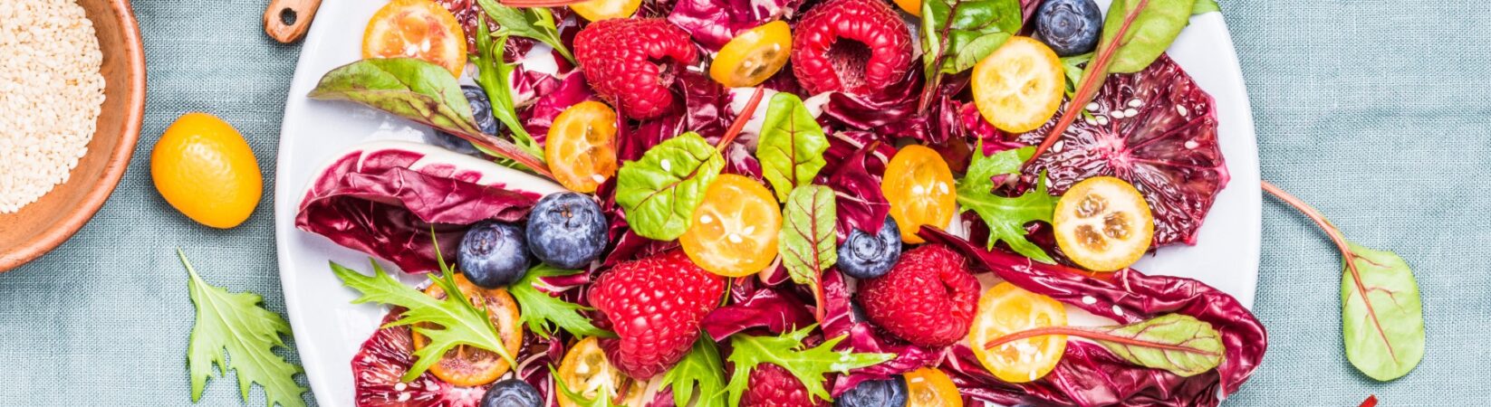 Salat mit Blutorange, Himbeeren und Tomaten