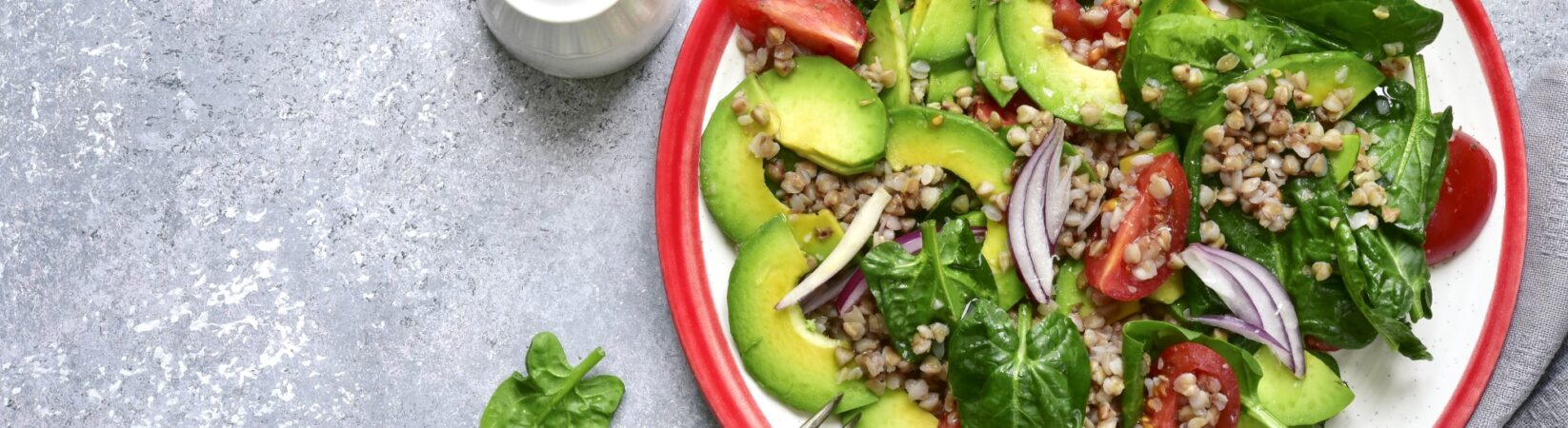 Salat mit Buchweizen, Avocado, Tomaten und Blattspinat