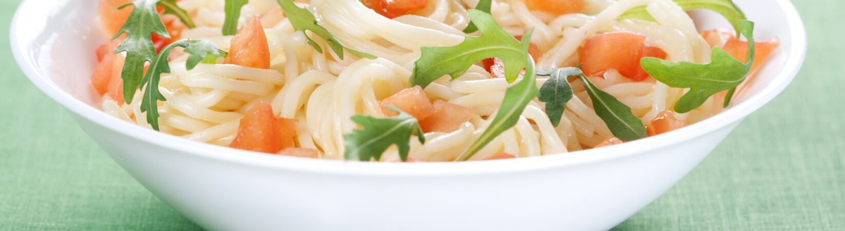 Spaghetti-Salat mit Rucola, Paprika und Parmezzano