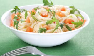 Spaghetti-Salat mit Rucola, Paprika und Parmesan