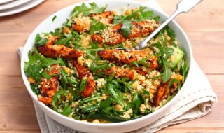 Salat mit Couscous, Kichererbsen und Hähnchen Salat mit Couscous, Kichererbsen und Hähnchen