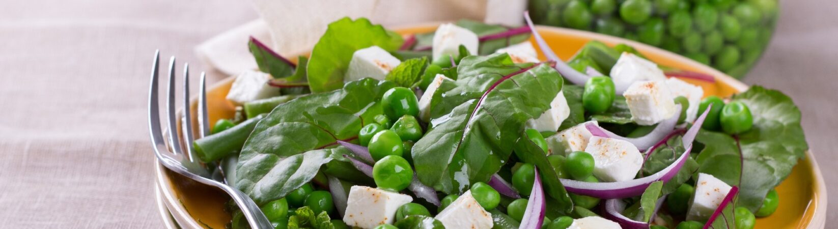 Erbsensalat mit Bohnen und veganem Feta